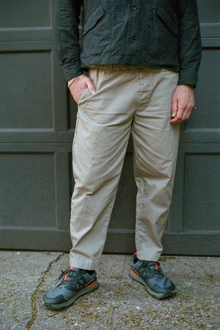 Gathered pants in color khaki on model front